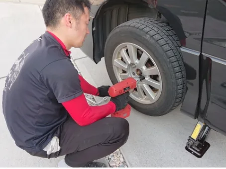 (未経験可)販売･取付スタッフ【タイヤやカー用品の取り付け及び販売などのお仕事】の画像