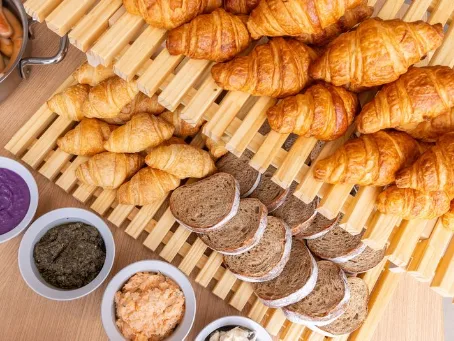 ホテル内レストランの店舗スタッフ【朝食ビュッフェレストランでの店舗運営】の画像