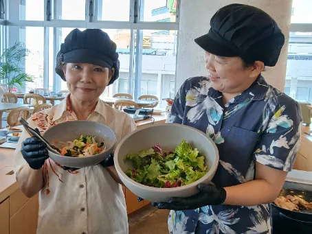 ホールスタッフ【ホテル内レストランでのお客様案内や料理の補充など】の画像
