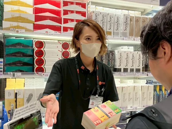 免税店販売スタッフ【酒・たばこ・お土産などの販売】の画像