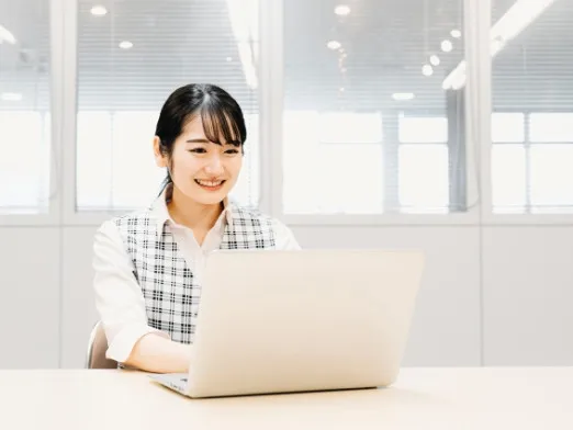 (未経験可)一般事務スタッフ【勤怠管理やデータ入力及び来客対応など】の画像