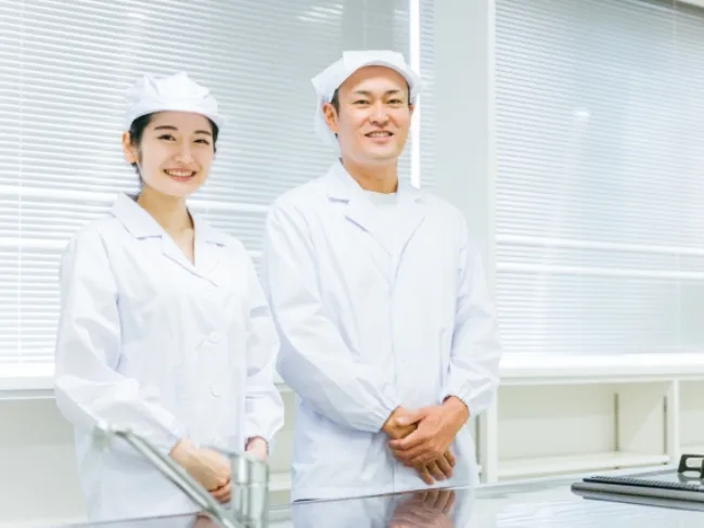 (未経験可)簡単な盛付やパック詰め作業【裏方モクモク食品工場でのお仕事】の画像
