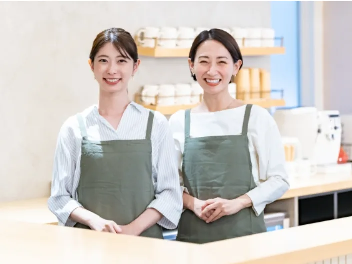 (未経験可)カフェスタッフ【ケーキやパフェなどのご提供など】の画像