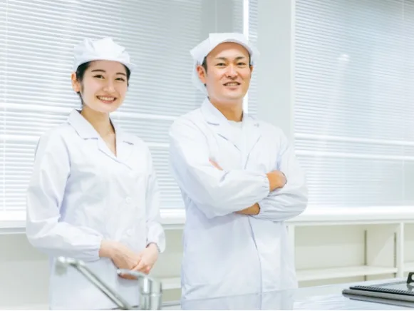 児童施設での給食調理スタッフの画像