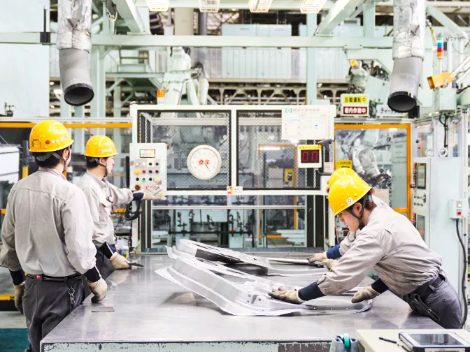 自動車工場スタッフ【製造ラインで組み立てや塗装及び板金など】/職業紹介の画像