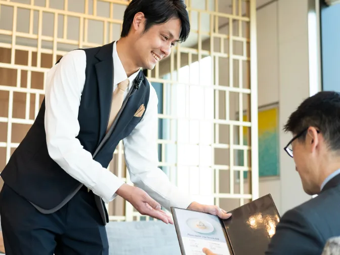 レストランスタッフ【新規オープンのホテル内レストランでお客様のご案内など】の画像