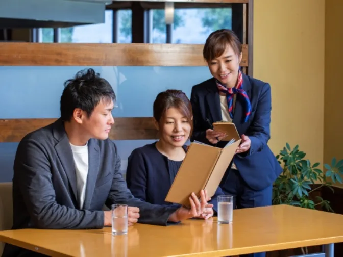 サービススタッフ【ホテルレストランでの案内や注文受け及び配膳や片付け】の画像