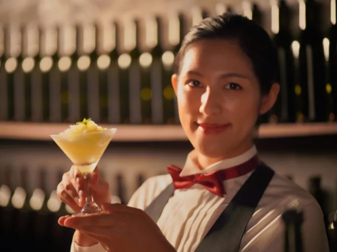 (未経験可)バー接客スタッフ【ホテル内にあるバーでのドリンクやお酒の提供など】の画像