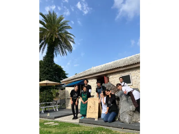 カフェホールスタッフ【カフェメニューの配膳やレジ及び簡単な調理補助など】の画像