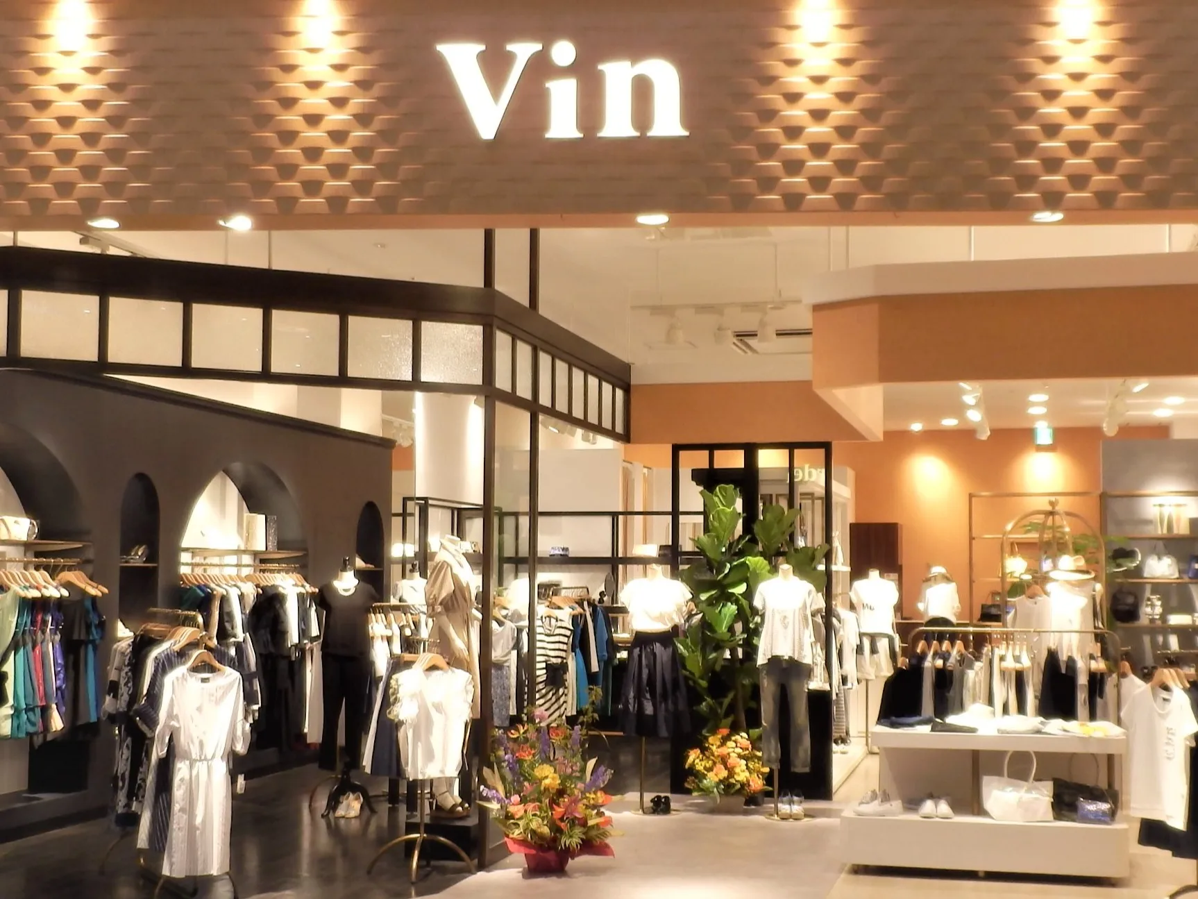 Vin ヴァンでのアパレル販売【ウェアや雑貨小物の接客販売】の画像