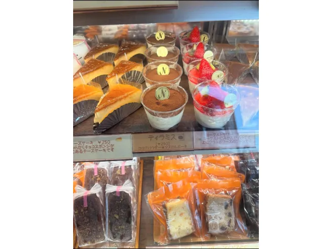 スイーツ店の店内スタッフの画像
