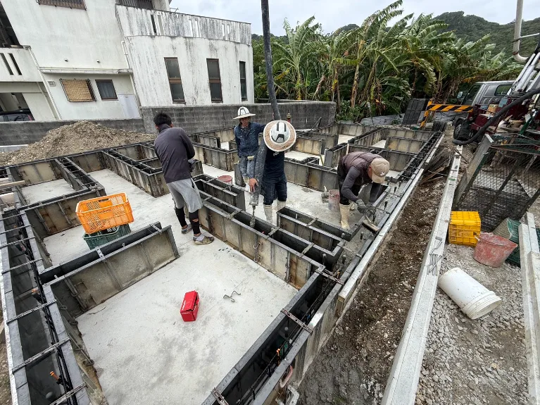 木造住宅の基礎工事スタッフ の画像
