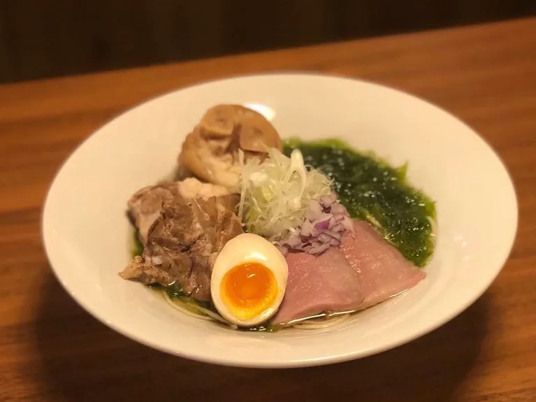 ラーメン店の店内スタッフの画像