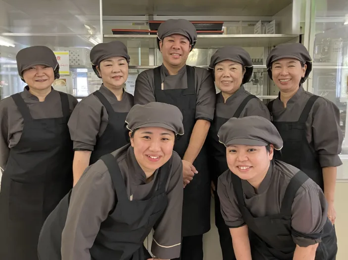 社員食堂の調理補助スタッフの画像