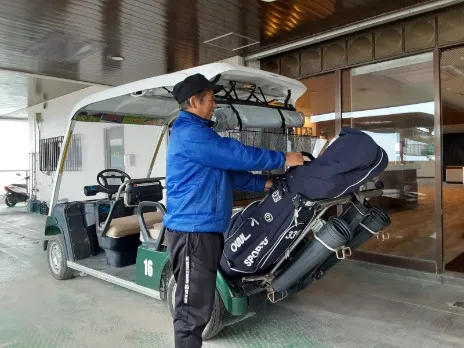 カートスタッフ【ゴルフカートの準備やゴルフバッグの積み下ろしなど】の画像