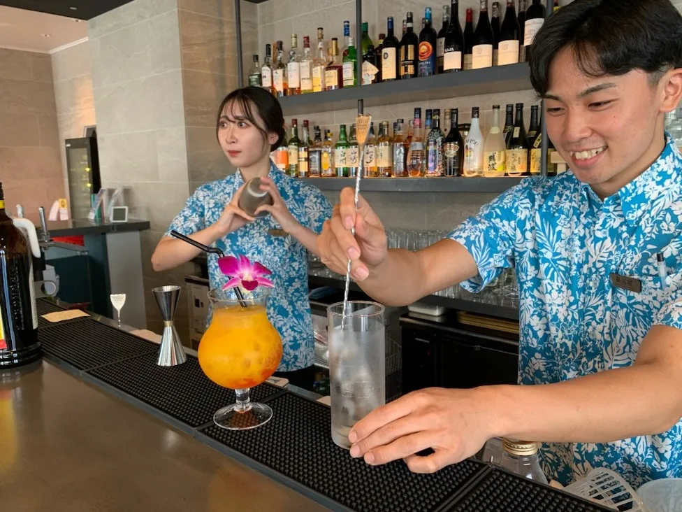 カフェ･バースタッフ【ホテル最上階プールサイドでのバーテン兼ホール業務】の画像