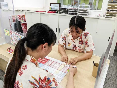 携帯ショップでの受付販売スタッフの画像