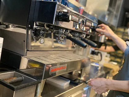カフェスタッフ【コーヒースタンドでのバリスタ業務と軽食の提供】の画像