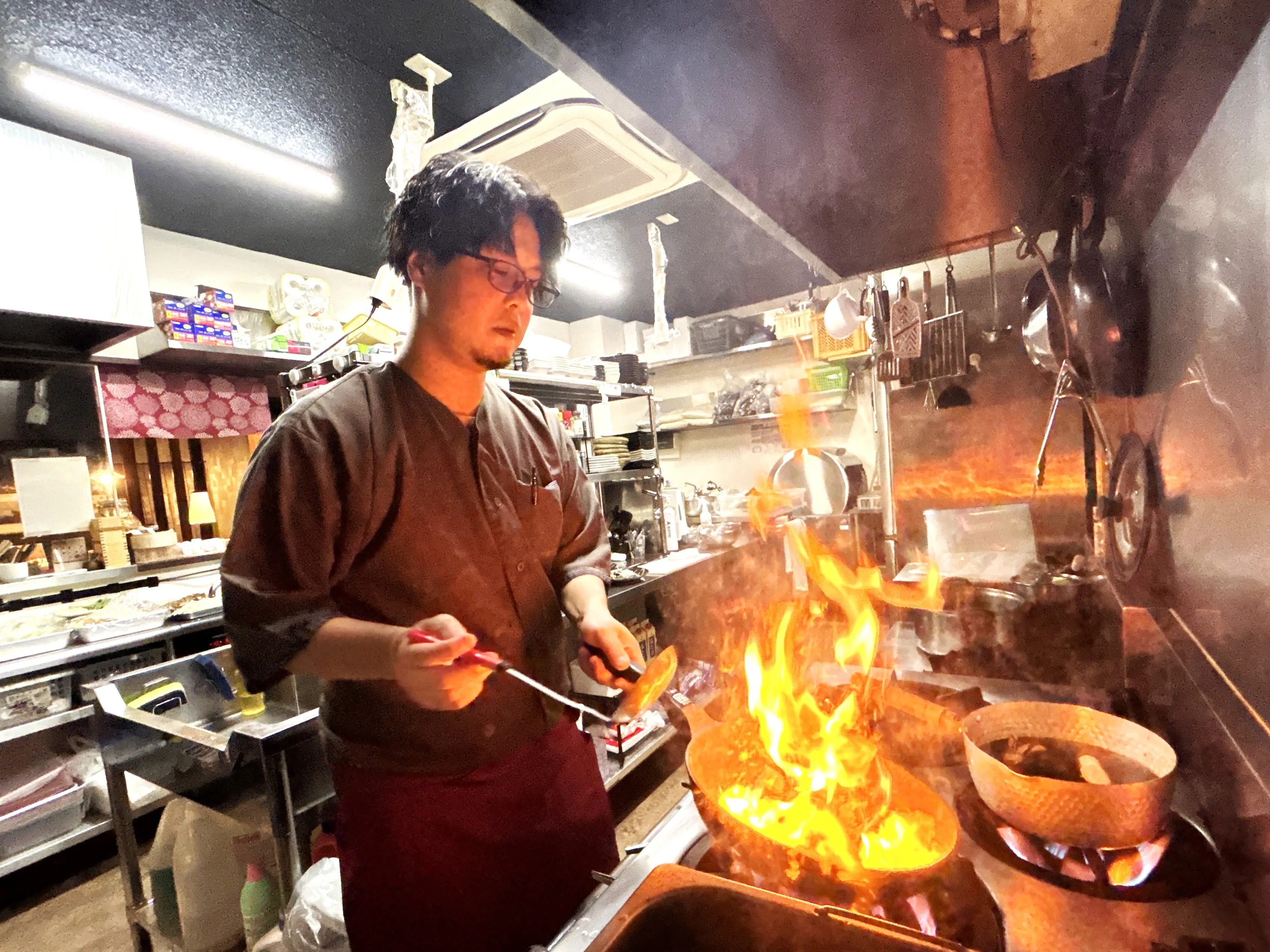 店舗スタッフ【今帰仁アグーを提供するしゃぶしゃぶ専門店での調理および接客】の画像