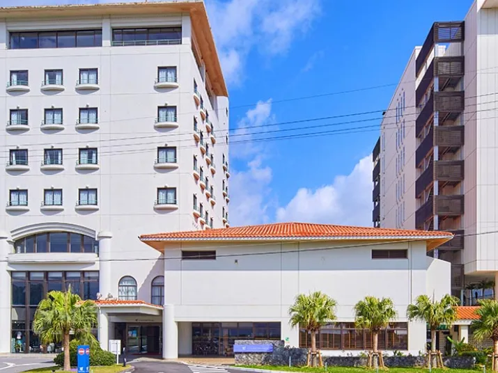 料飲サービススタッフ【宴会場の準備や片付けと料理やドリンクの提供】の画像