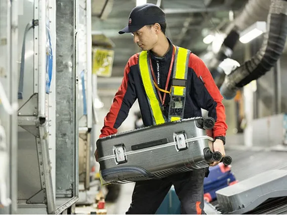 ランプサービススタッフ【手荷物や貨物の仕分けや航空機への搭載業務】の画像