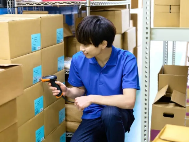 軽作業スタッフ【お菓子をリスト通りに仕分ける倉庫内作業】の画像