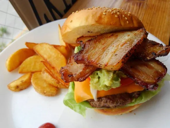 ホール兼キッチン補助【ハンバーガーの作成や仕込みおよび配膳など】の画像