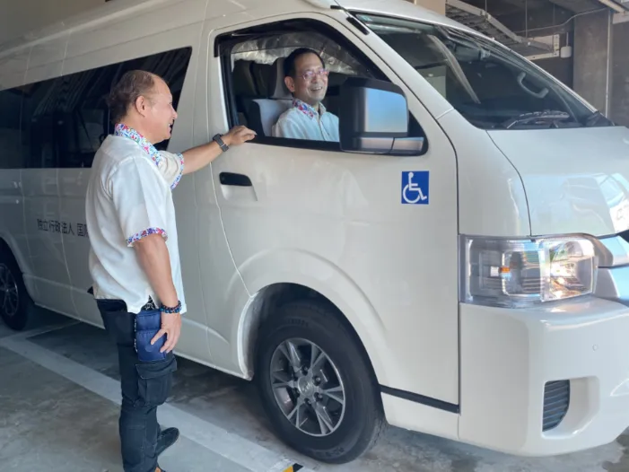 送迎ドライバー【公用車やマイクロバスでの研修員や職員の送迎業務】の画像