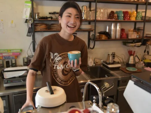 カフェスタッフ【コーヒーやスイーツの提供及びレジ業務など】の画像