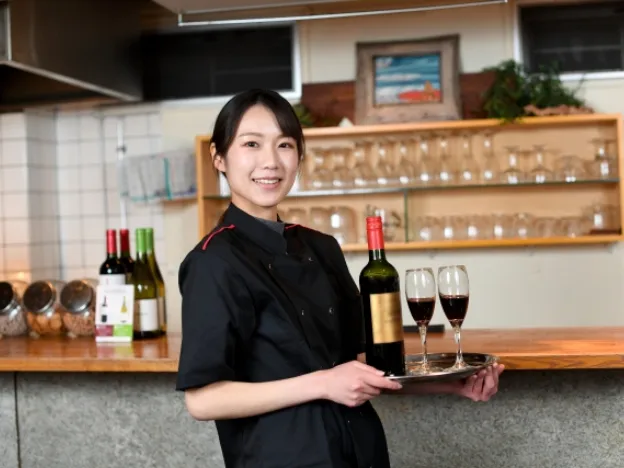 (未経験可)ホールスタッフ【ホテル内レストランでお席への案内や片付けなど】の画像