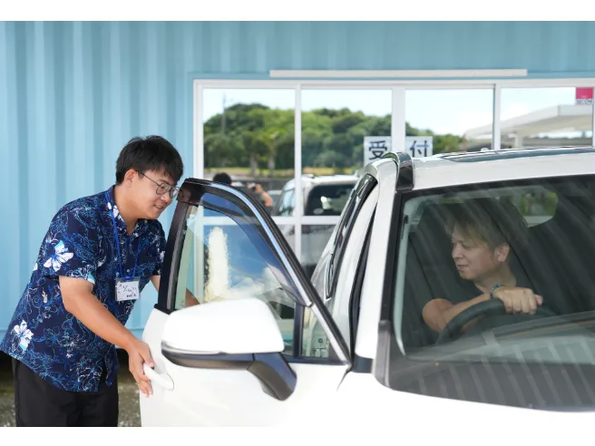 レンタカースタッフ【お客様対応や車両清掃および送迎など】の画像