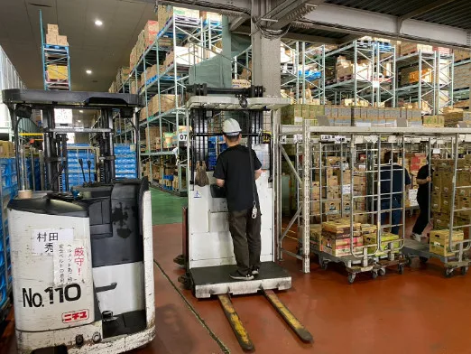 ケースピッキングスタッフ(フォークリフト)【日用雑貨や酒類を倉庫内で集荷作業】の画像