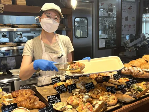 ベーカリー販売スタッフ【パンやワインの陳列や販売業務など】の画像