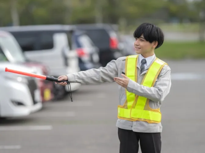 駐車場誘導スタッフ【駐車場内での車や人の誘導など】の画像