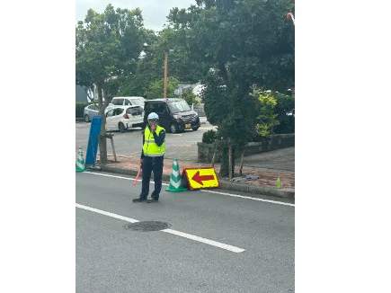 交通誘導警備員【工事現場にて歩行者や車等が安全に通行出来るよう交通誘導業務】の画像