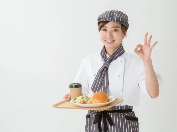 大型テーマパークでのレストランスタッフの画像