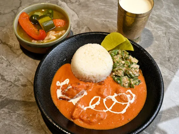 ホールスタッフ【カフェにてお席へのご案内や配膳および料理の配達など】の画像