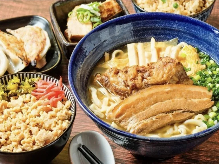 キッチン兼ホールスタッフ(未経験可)【注文取りや簡単なレジおよび接客対応など】の画像