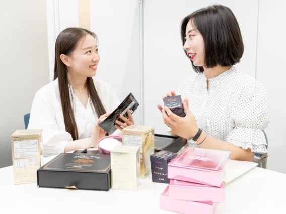 コスメ・化粧品販売スタッフの画像