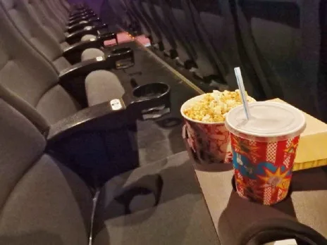 普天間基地内ピザ店・映画館スタッフ【接客や簡単な調理作業など】の画像