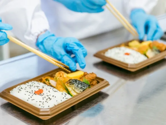 (未経験可)作業スタッフ【見本を見ながらポテトサラダや麺類の盛り付け作業】の画像