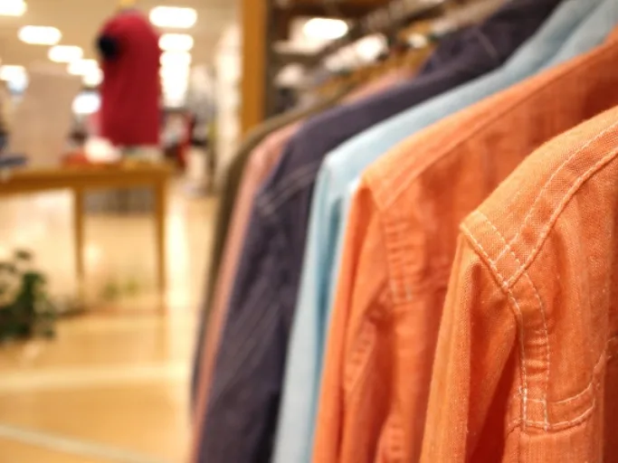 衣料品売場スタッフ【紳士服や婦人服の品出し陳列および接客や販売など】の画像