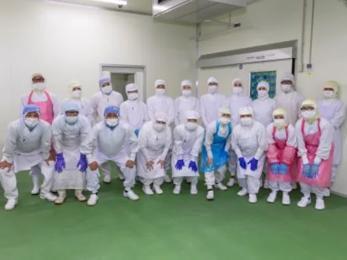 (未経験可)盛付けスタッフ【流れてくる食品を盛り付けていくシンプル作業】の画像