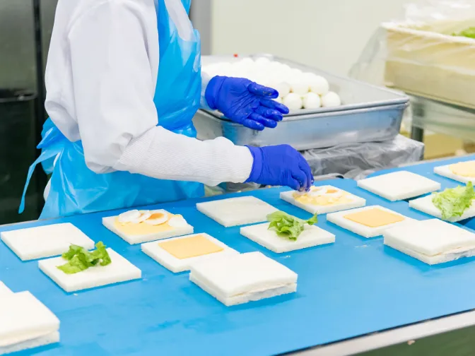 (未経験可)盛付けスタッフ【流れてくる食品を盛り付けていくシンプル作業】の画像