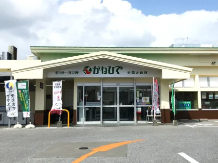 セルフレジ導入店舗でのレジスタッフの画像