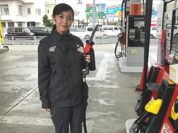 ガソリンスタンドスタッフ【セルフ方式ガソリンスタンドでの給油方法説明など】の画像
