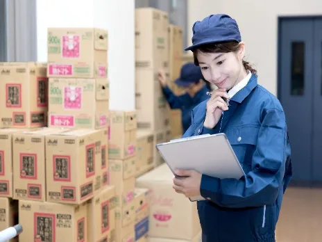 (短期・未経験可)【倉庫でのまき縄のシール貼りや配送先への仕分け業務など】の画像