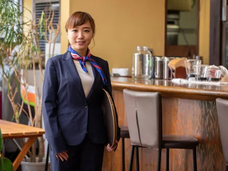 サービススタッフ【ホテルレストランでのお客さまの案内や注文受け及び配膳や片づけ】の画像