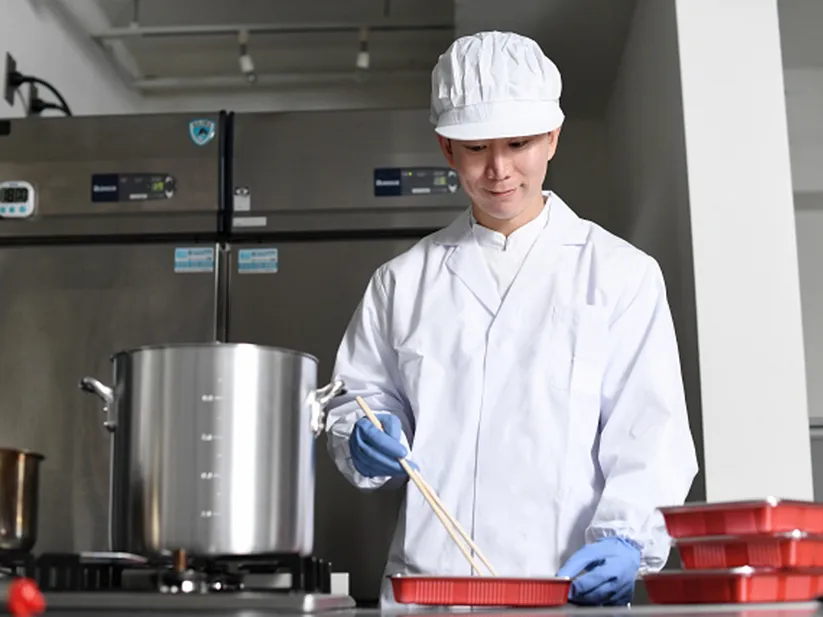 (未経験可)総菜加工スタッフ【惣菜商品の計量や盛り付け作業など】の画像