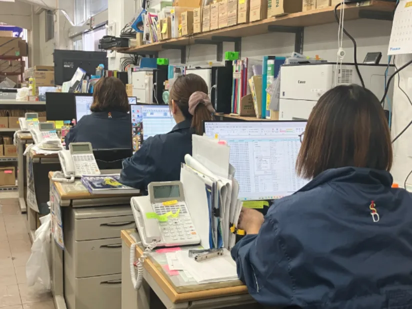 伝票整理などの事務スタッフの画像